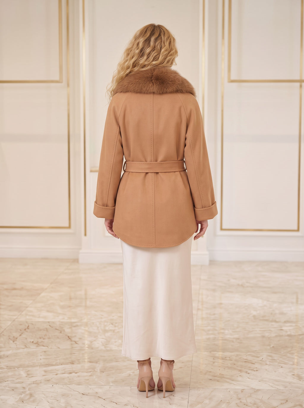 Kratki vuneni kimono kaput – Karamel – pozadi