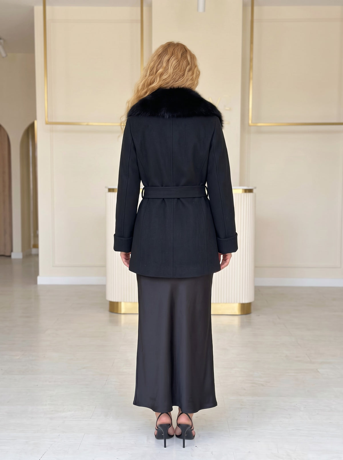 Kratki vuneni kimono kaput – Crna – pozadi
