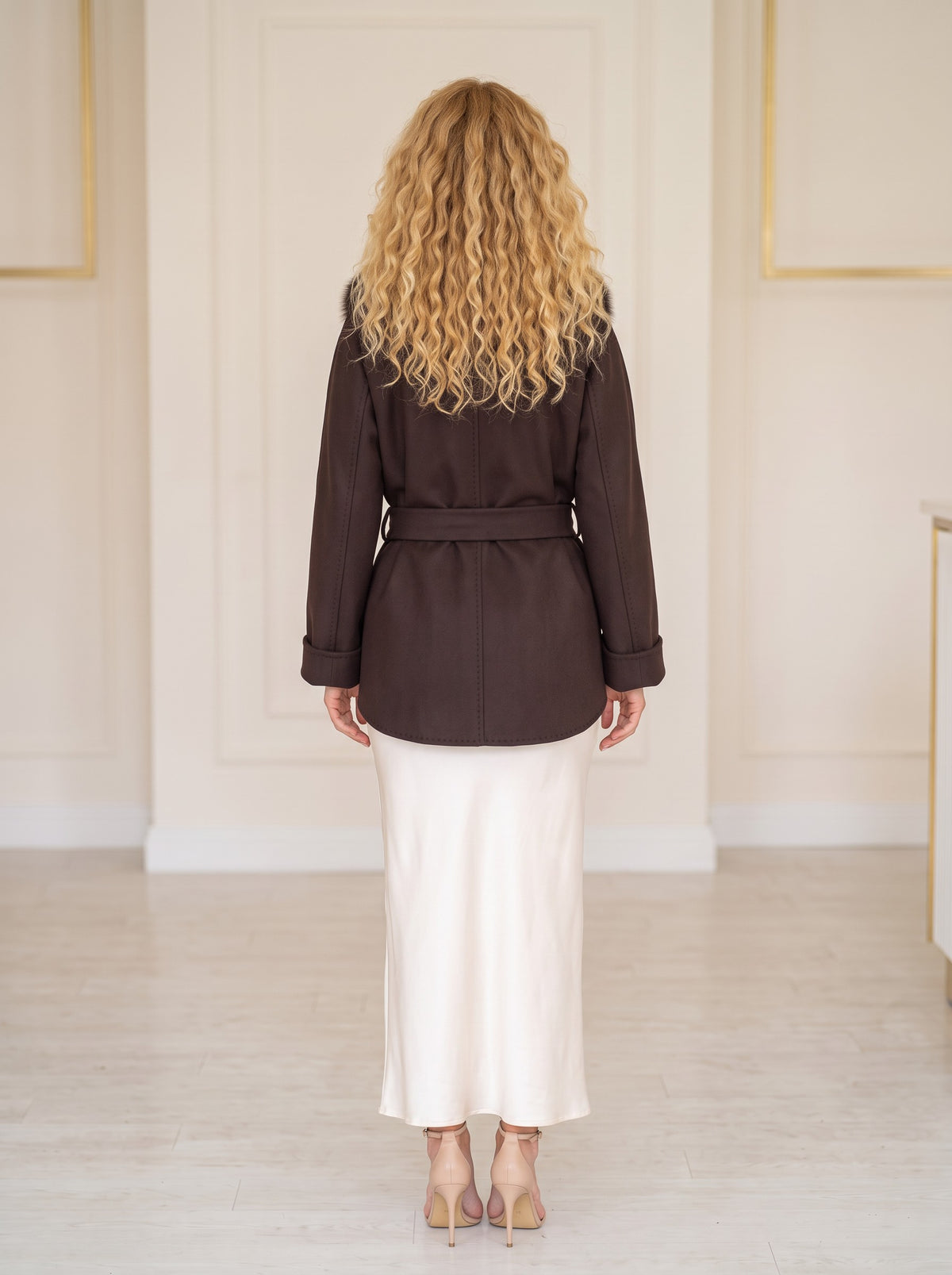 Kratki vuneni kimono kaput – Tamnosmeđa – pozadi