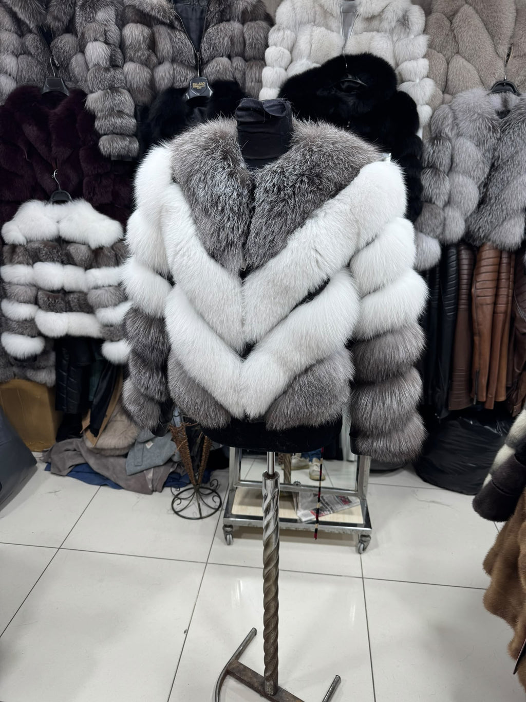 Krznena bomber jakna s V uzorkom – Bijelo-srebrna – original